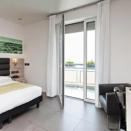 Hotel Adlon 4*