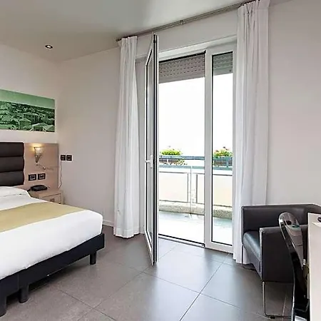 Отель Adlon 4*