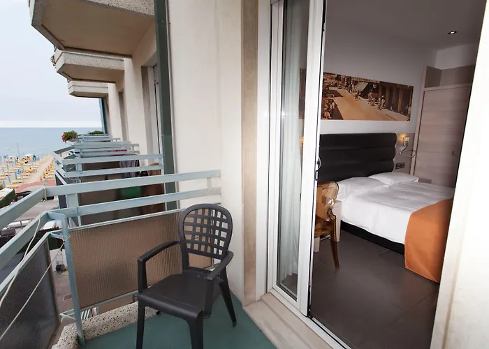 Hotel Adlon 4*