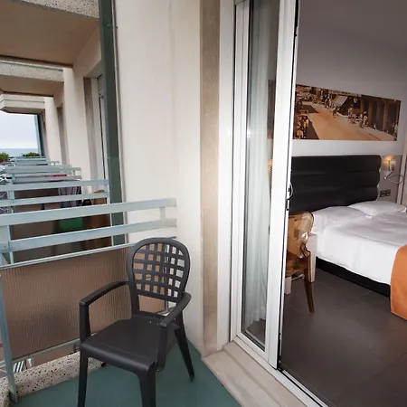 Hotel Adlon 4*